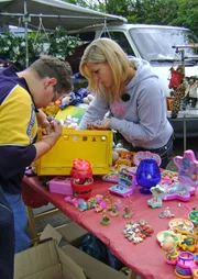 Auf dem Flohmarkt wird sich zeigen, ob Verena (re.) das Geschick zum Verkaufen hat..