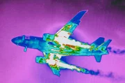 Flugzeug gefilmt mit CO2-Kamera bei Anflug auf Berlin Tegel.