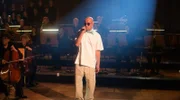 Bei den "Machiavelli Sessions" treffen zarte Streicher auf die harte Sprache der Straße. Das WDR Funkhausorchester und die Podcaster*innen von COSMO Machiavelli bringen HipHop in den Klassik-Konzertsaal.