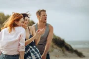 Evie (Eleanor Tomlinson, l.), Becka (Jessica De Gouw) und Danny (Sam Heughan)