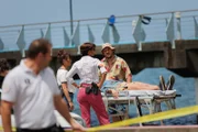 Mélissa (Sonia Rolland, M.), Gaëlle (Béatrice de la Boulaye, l.) und Valentin (Philippe Dorian, r.) ermitteln in einem Mordfall, nachdem die Leiche einer jungen Frau am Kai aufgefunden wurde.