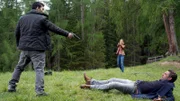 Der Mafia-Killer Angelo Vitale (Murat Demir) legt auf „Capo“ Zanchetti (Tobias Oertel, re.) an. Sonja (Chiara Schoras) greift mutig ein.