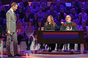 Moderator Kai Pflaume (l.) mit Rateteam-Kapitän Elton (r.) und der Schauspielerin Simone Thomalla (M.).