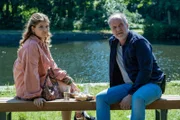 Oskar Schütz (Marek Erhardt, r.) und seine Tochter Paula (Marla Erhardt, l.) sprechen über die Gefahren von Online-Dates.