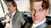 Paul Bernardo (r.) ist wegen sexuellen Übergriffen und Mord in mehreren Fällen angeklagt. Ein Polizist aus Toronto bringt ihn zu den Anhörungen.