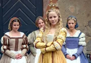 Prinzessin Isabella (Jasmin Schwiers, vorn) und ihre Zofen (hinten von links: Mareike Lindenmeyer, Christina Wiederhold, Marisa Bach).