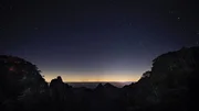 Die Farbe Schwarz, das Element Wasser und der Winter gehören in China zusammen. Es ist die Zeit der Regeneration und Ruhe, bevor der Kreislauf des Lebens erneut beginnt. Die Farbe Schwarz, das Element Wasser und der Winter gehören in China zusammen. Es ist die Zeit der Regeneration und Ruhe, bevor der Kreislauf des Lebens erneut beginnt.
