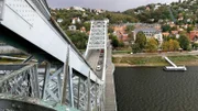 MDR FERNSEHEN DER OSTEN - ENTDECKE WO DU LEBST: DAS BLAUE WUNDER VON DRESDEN, "Brückengeschichten", am Sonntag um 18:05 Uhr. Fast so berühmt wie die Golden Gate Bridge in San Francisco, die Tower-Bridge in London oder die Rialto-Brücke in Venedig: das Blaue Wunder in Dresden - ein architektonischer Geniestreich. Es ist eine der ersten Brücken dieser Spannweite, die ohne Mittelpfeiler auskam. Bevor im April 1891 der Bau begann, gab es jahrhundertelang nur eine Fährverbindung zwischen den Stadtteilen Loschwitz und Blasewitz. Das Blaue Wunder / Blick auf die Elbhänge