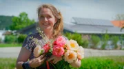 Margarethe Huese teilt die Leidenschaft ihres Mannes Arjen zu den selbst gezogenen Blumen.