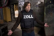Steuerfahnder Ekki Talkötter (Oliver Korittke) bei einem Einsatz mit den Kollegen vom Zoll.