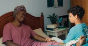 Tom (Noah Bailey, rechts) ist betroffen, weil seine Oma Senait (Robin Gooch, links) sich den Fuß verletzt hat. Sie wird voraussichtlich ein paar Tage in seinem Zimmer wohnen.
