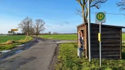 Frust kommt auf, denn der Bus kommt nicht: NDR-Reporter Klaas-Wilhelm Brandenburg mit seinen Eltern an der Haltestelle in Frätow.