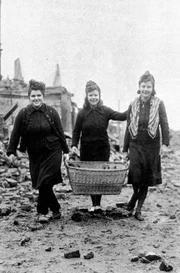Drei Kölnerinnen retten ihre Habe, 7. März 1945.