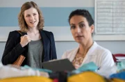 ARD IN ALLER FREUNDSCHAFT - DIE JUNGEN ÄRZTE FOLGE 244, "Trübe Sinne", am Donnerstag um 18:50 Uhr im ERSTEN. Elly Winter (Juliane Fisch, l.) ist fasziniert von Leylas (Sanam Afrashteh, r.) Arbeit.