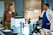 ARD IN ALLER FREUNDSCHAFT - DIE JUNGEN ÄRZTE FOLGE 244, "Trübe Sinne", am Donnerstag um 18:50 Uhr im ERSTEN. Überraschend kommt eine andere Jurorin des Johannes-Hartlieb-Preises, Elly Winter (Juliane Fisch, l.), nach Erfurt. Matteo (Mike Adler, r.) ist freudig überrascht.