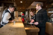 Fristlose Kündigung für das Wirtsehepaar Maria (Sonsee Neu) und Hans (Thomas Limpinsel, r.) Böhmer. Martin (Sven Martinek, l.) gibt ihrer Tochter Jana die Schuld am Tod seines Sohnes.