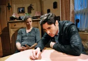 ARD STURM DER LIEBE FOLGE 1903, am Montag (06.01.14) um 15:10 Uhr im ERSTEN. Goran (Saša Kekez, r.) zeigt sich vor Martin (David Paryla, l.) überzeugt davon, dass Friedrich Barbara umgebracht hat.