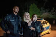 Bei Marie Helmers (Maike Bollow, M.) ist eingebrochen worden. Sie erklärt Lukas Petersen (Patrick Abozen, l.) und seiner Kollegin Nina Sieveking (Wanda Perdelwitz, r.), was gestohlen wurde.
