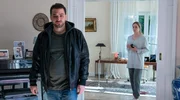 Jenny (Franziska Junge, r.) erschrickt, als sie Erkan (Walid Al-Atiyat, l.) erblickt.