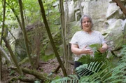 Ein ehemaliger Sandsteinbruch an der Nahe in Rheinland-Pfalz ist das Ziel der zweiten „Garten & lecker“- Reise. Dieses einst zugewucherte und unwegsame Gelände von acht Hektar haben die „Naturgärtner“ Ursula Altmoos (Foto) und ihr Mann Michael in 13 Jahren harter Arbeit in ein Wildgartenparadies verwandelt. Im schattigen Teil, am Steinhang, gedeihen auf rund 1000 Quadratmetern verschiedenste Moose und Farne.