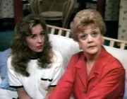 Jessica Fletcher (Angela Lansbury) und ihre Nichte Victoria (Genie Francis) machen sich Sorgen. Victoria wird beschuldigt, den Mord an der ehemaligen Filmdiva Deborah Tarkington begangen zu haben.