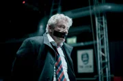 DANIEL NOLL (Jörg Schüttauf) von den Aktivist*innen gekidnapped und in der Zwickmühle.