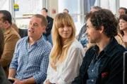 The Flight Attendant Staffel 2 Folge 2 Ein feierlicher Moment in der Selbsthilfegruppe: T.R. Knight als Davey Bowden, Kaley Cuoco als Cassie Bowden, Santiago Cabrera als Marco