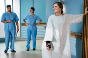 Vor der Operation erlaubt sich Elly noch einen kleinen Scherz mit Matteo. V.l.n.r. Matteo Moreau (Mike Adler), Theresa Koshka (Katharina Nesytowa), Elly Winter (Juliane Fisch)