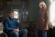Jon (Frank Vockroth, l.) ist nur bedingt einsatzfähig. Er sitzt zuhause im Rollstuhl, sehr zum Leidwesen von Nora (Loretta Stern, r.).