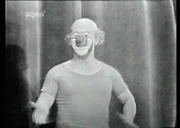 Charlie Rivel im Jahr 1957 gemeinsam mit seinen drei Söhnen, den “Charlivels”, auf der Bühne des Deutschen Theaters in München. Zu sehen sind großartige Clown-Nummern, ebenso großartige Akrobatik und fantastische Musikeinlagen dieser Herren. Wenn Valentino, einer der Söhne von Charlie Rivel singt, meint man, einen großen amerikanischen Sänger auf der Bühne zu sehen - bis er sich im nächsten Moment zusammen mit seinen Brüdern wieder akrobatisch durch die Luft wirft.
