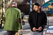 Leon (Joel Akgün) versucht, den Streit mit Hubert (Bernhard Ulrich) auf kumpelige Art zu lösen.