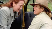 Mitten auf der Landstraße platzt Sally (Kathryn Hartman, l.) die Fruchtblase. Zum Glück findet Tess (Bridie Carter) die verzweifelte Schwangere und bringt sie ins Krankenhaus.