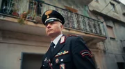 Carabiniere Michele Fiorentino ist Kommandant der Carabinieri-Station in San Luca und seit 2004 dort stationiert. Er weiß genau, wie die Clans agieren und sich organisieren. Er hat die dunkle Zeit der blutigen Fehde miterlebt. Bis heute muss er die ’Ndrangheta überwachen und immer wieder Festnahmen durchführen, in einem Umfeld, das von Schweigen geprägt ist.