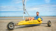 Daniel Aßmann in einem Strandsegler an der belgischen Küste.