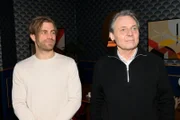 Gerner (Wolfgang Bahro, r.) freut sich auf die Zusammenarbeit mit Julian (Onno Buß).