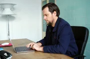 Christian Fuchs, einer der Autoren des Spiegel-Bestsellers „Das Netzwerk der neuen Rechten“, erklärt die komplexen Verflechtungen zwischen rechten Medienmachern im Internet.