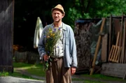 Adsche (Peter Heinrich Brix) ganz aufgeregt: Gerlinde ist wieder da! Der liebevoll gepflückte Feldblumenstrauß sagt mehr als 1000 Worte!