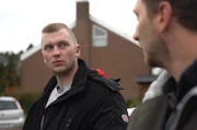 ARD/RB RABIAT: RECHTE. ROCK. RATTENFÄNGER, am Montag um 22:45 Uhr im ERSTEN. Reporter Dennis Leiffels trifft in Braunschweig einen ehemaligen Neonazi. Maximilian Kelm war fünf Jahre lang Teil der Szene und gründete die „Nationalisten Braunschweig“, heute ist er ein komplett anderer Mensch, sagt er.
