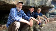 Das Nachtlager ist gefunden: Die Steinformationen im Pfälzer Wald bergen Schutz und Rastmöglichkeit. Von links: Peter Wohlleben, Pierre M. Krause und Hannes Jaenicke.