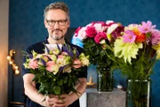 In Deutschland werden mehr Schnittblumen verkauft als in jedem anderen europäischen Land – ein Milliardengeschäft. Dabei stammen vier von fünf Blumen aus dem Ausland. Ein großer Teil wird aus Kenia exportiert und über die Niederlande nach Deutschland gebracht. Das klingt nicht gerade umweltfreundlich. Kann man also noch bedenkenlos Schnittblumen verschenken? Antworten gibt's bei „Wissen vor acht-Erde“.