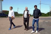 Die Reporter Alexander Tieg und Marvin Milatz reisen für „Infokrieger: Die neuen rechten Medienmacher“ ein mal um den Globus, um in Uruguay Peter (Mitte), der sich selbst den „Uru-Guru“ nennt, zu treffen. Er vergibt auf seinem Server Impressen für zahllose rechte und rechtsextreme Webseiten, die in Deutschland die politischen Debatten mit verfassungsfeindlichen Inhalten beeinflussen.