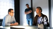 Finn (Sven Martinek, M.) und Lars (Ingo Naujoks, l.) verhören Levent (Ercan Durmaz, r.).