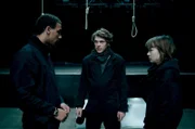FELIX SYLLA (Chieloka Jairus), NIKLAS FISCHER (Joshua Hupfauer) und LUISE KOGAN (Lea Drinda) diskutieren ihren Plan um Daniel Noll zu zwingen seine Umweltsünden zuzugeben.