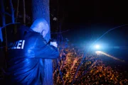 Üblicherweise sind Polizisten diejenigen, die zur Aufklärung der Verbrechen beitragen. Im Herbst gerät die Polizei in Augsburg selbst in die Schusslinie von Kriminellen.