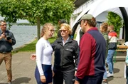 Nele Fehrenbach (Floriane Daniel, m.) ermittelt in der Welt des Ruderleistungssports am Bodensee. Zwei tote Ruderer und unerklärliche Leistungssteigerungen stehen im Fokus der Befragung von Ruderin Gesa Gutmann (Anna Herrmann, l.) und Trainer Manfred Lindner (Joachim Raaf, r.).