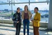 Franzi Berger (Paula Schramm, l.) und Lena Testorp (Anna von Haebler, M.) befragen Marie Wolters (Carla Njine, r.), die Assistentin des Toten.
