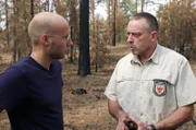 David Donschen mit Förster Axel Becker in abgebrannten Waldstück in der Lieberoser Heide.
