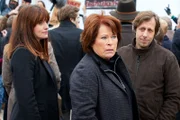 Anna Springer (Rita Russek, M.) und ihre Freunde Ekki (Oliver Korittke, r.) und Alex (Ina Paule Klink, l.) sind auf der Presseveranstaltung von Lobland zugegen, als diese durch die Aktivisten der Freihafen Initiative gestört wird.