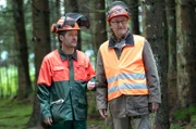 Obwohl Albert Riedle verboten hat mit dem Vollernter durch seinen Wald zu fahren, hat er trotzdem mit dem Abholzen begonnen. v.l.: Riedle (Sebastian Mirow), Karl (Peter Schell)