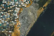 Luftaufnahme der Eletronikschrotthalde von Agbogbloshie, einem Stadtteil der ghanaischen Millionenstadt Accra.